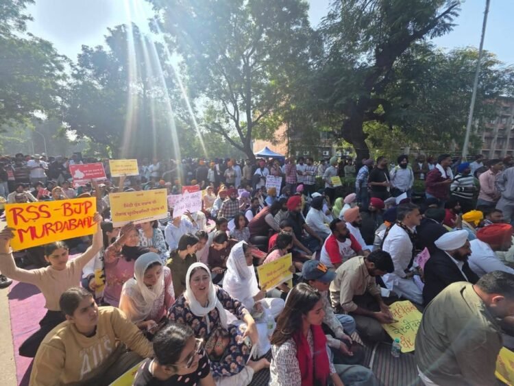 PU Protest में बवाल: स्टूडेंट्स पर Lathicharge, बैरिकेड तोड़कर चंडीगढ़ में घुसे किसान 1 Panjab University Protest