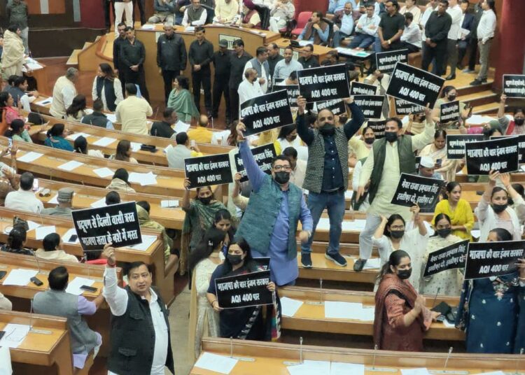 AAP Protest on Delhi Pollution: सदन में गूंजा 'AQI 400 पार', BJP को घेरा 6 Protest