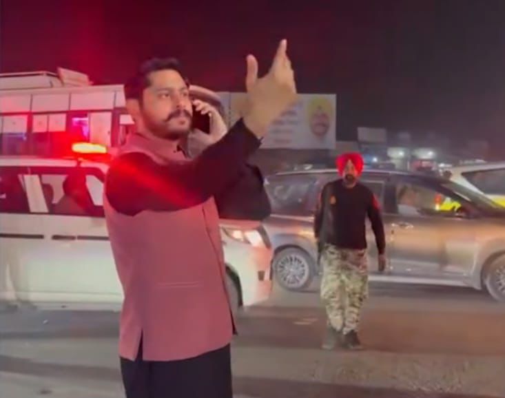 जाम में फँसी एम्बुलेंस देख खुद सड़क पर उतरे AAP विधायक, बचाई मरीज की जान, लापरवाह पुलिस पर लिया कड़ा एक्शन! 1 जाम में फँसी एम्बुलेंस देख खुद सड़क पर उतरे AAP विधायक, बचाई मरीज की जान, लापरवाह पुलिस पर लिया कड़ा एक्शन!