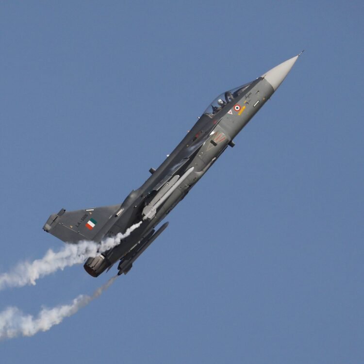 Tejas Fighter Jet Crash Dubai: दुबई एयर शो में भारत का तेजस विमान क्रैश, पायलट की मौत 1 Tejas Fighter Jet Crash Dubai