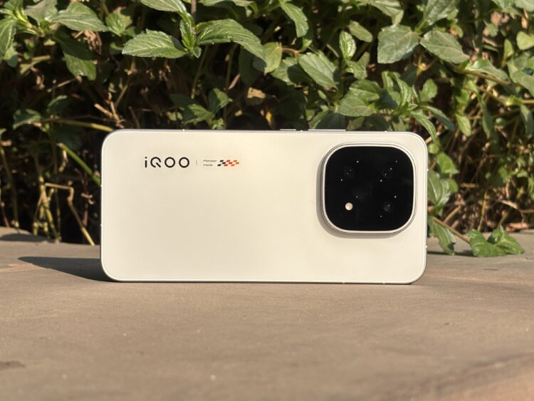 iQOO 15 Review: 7000mAh बैटरी और 'हैलो लाइट', क्या यह है असली फ्लैगशिप किलर? 1 iQOO 15 Review