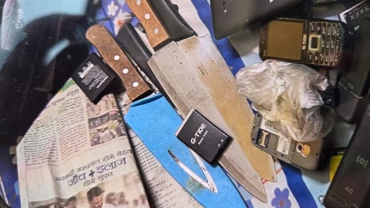 Delhi Blast Investigation: परवेज के घर से 6 की-पैड फोन, इंटरनेशनल सिम बरामद 1 lucknow-ats