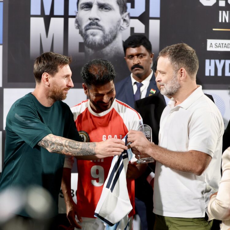 Lionel Messi in Hyderabad: राहुल गांधी और मेसी की मुलाकात ने जीता दिल, देखें वीडियो 1 Rahul Gandhi Lionel Messi video