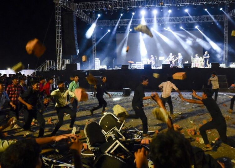 Bangladesh में हिंसा की आग, मशहूर सिंगर James के कॉन्सर्ट पर हमला 42 Bangladesh Violence