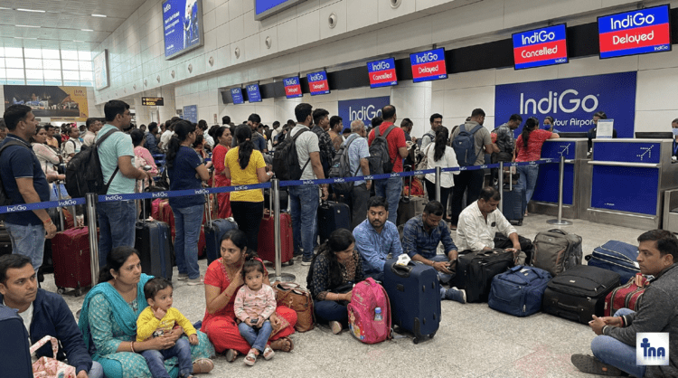 Indigo Flight Delayed: 550 उड़ानें रद्द, एयरपोर्ट पर कोहराम, फर्श पर सोने को मजबूर यात्री 1 Indigo Flights Cancelled,