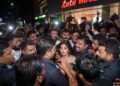Nidhhi Agerwal Mobbed: भीड़ ने घेरा, गाड़ी पर मारे हाथ, मॉल पर केस दर्ज 2 Nidhhi Agerwal Mobbed
