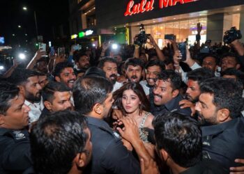 Nidhhi Agerwal Mobbed