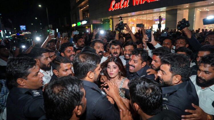 Nidhhi Agerwal Mobbed: भीड़ ने घेरा, गाड़ी पर मारे हाथ, मॉल पर केस दर्ज 1 Nidhhi Agerwal Mobbed