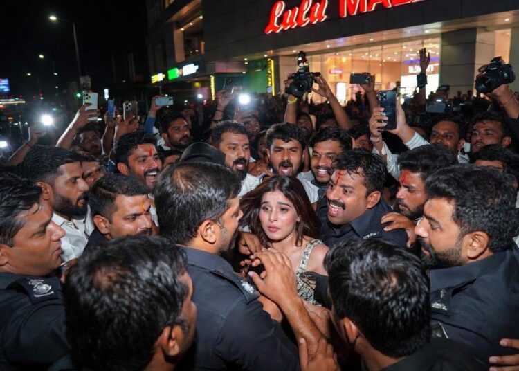 Nidhhi Agerwal Mobbed