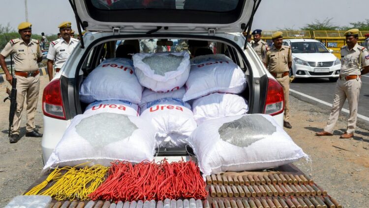 Rajasthan Explosives Seizure: नए साल पर 'बड़ी तबाही' का प्लान फेल, कार में मिला 150 किलो बारूद 1 Rajasthan Explosives Seizure