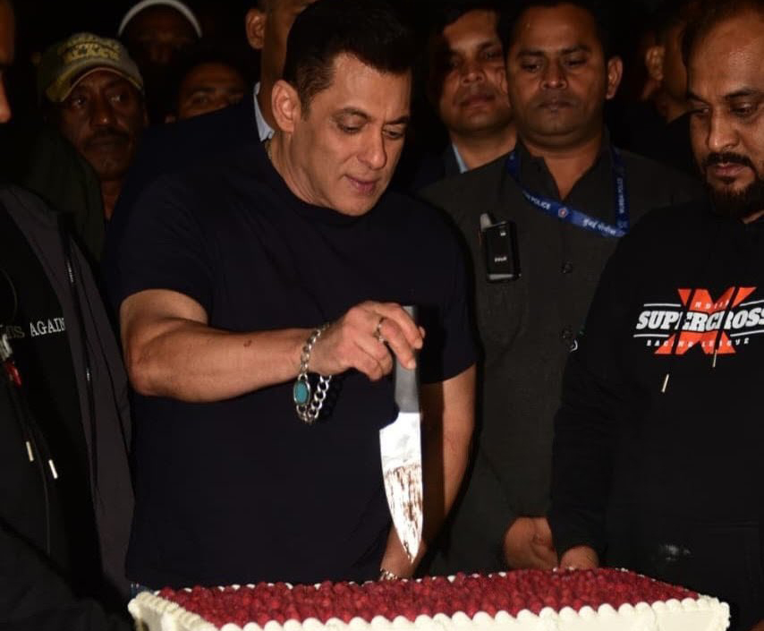 भाईजान के फार्महाउस पर Salman Khan 60th Birthday का जश्न, धोनी-संजू ने मचाया धमाल 1 Salman Khan 60th Birthday