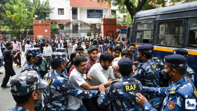 प्रयागराज में UPPSC Student Protest पर पुलिस का एक्शन, छात्रों को घसीटकर हटाया 1 UPPSC Student Protest