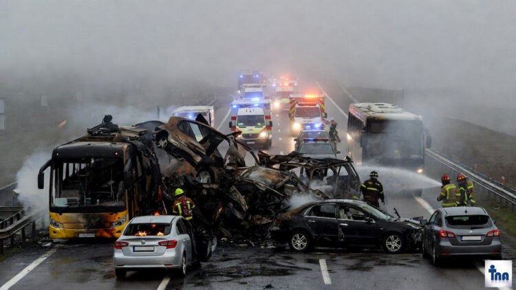 Yamuna Expressway Accident: मृतकों की संख्या बढ़ी, CM ने तुरंत जारी किया मुआवजा, पढ़ें पूरी खबर 1 Yamuna Expressway Accident