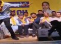 AAP विधायक गोपाल इटालिया पर मंच पर फेंका जूता, कार्यकर्ताओं ने आरोपी को पीटा, वीडियो वायरल 3 aap mla