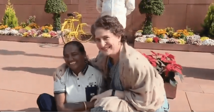 Priyanka Gandhi के इस Viral Video ने जीता सबका दिल, दिव्यांग महिला से मिलने जमीन पर बैठीं 1 paryanka