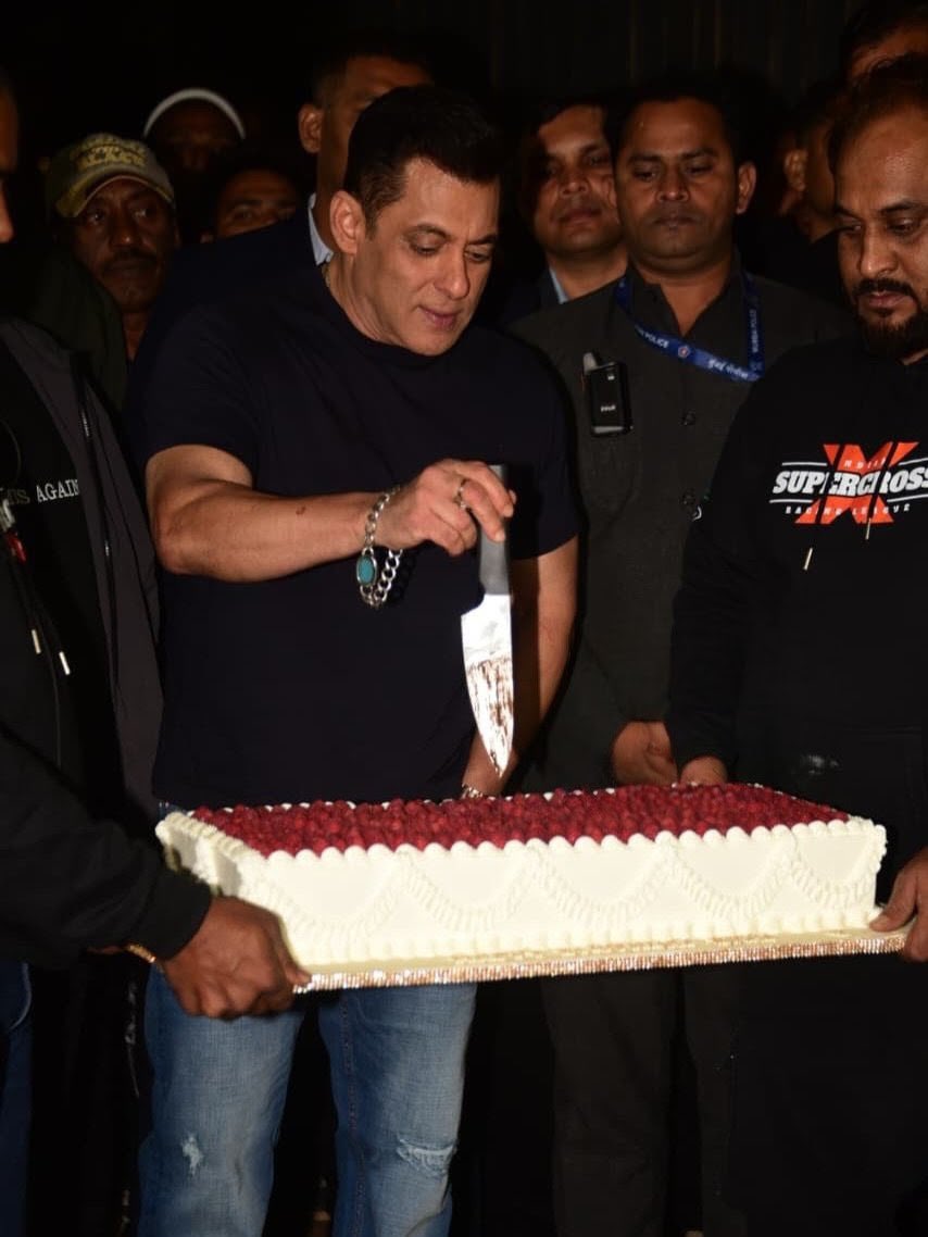भाईजान के फार्महाउस पर Salman Khan 60th Birthday का जश्न, धोनी-संजू ने मचाया धमाल 3 salman