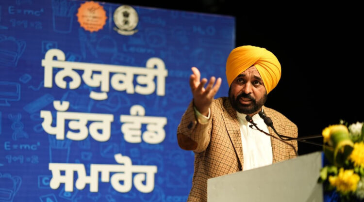 Punjab Govt Jobs: सीएम मान का बड़ा धमाका, 4 साल में रिकॉर्ड 61,000 नौकरियां! 1 Bhagwant Mann