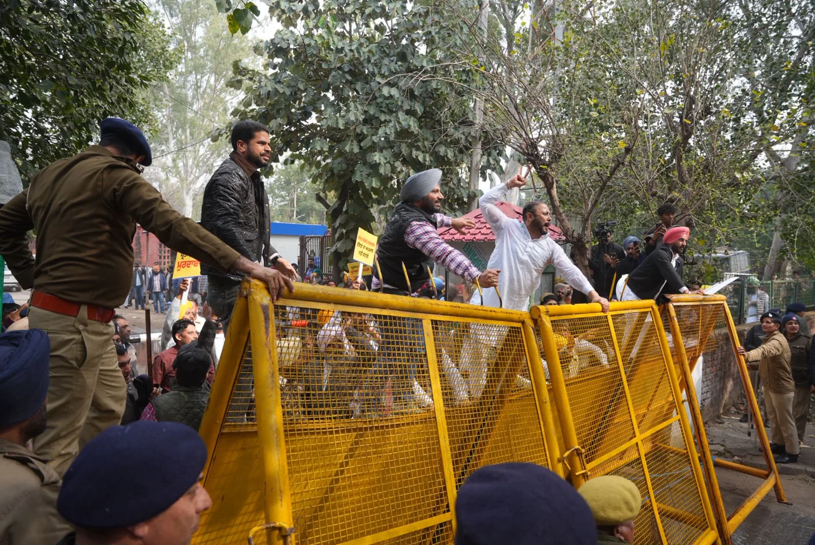 Dalit Protest Punjab: बैंड-बाजे के साथ कांग्रेस के खिलाफ AAP का शक्ति प्रदर्शन 3 Dalit Protest Punjab