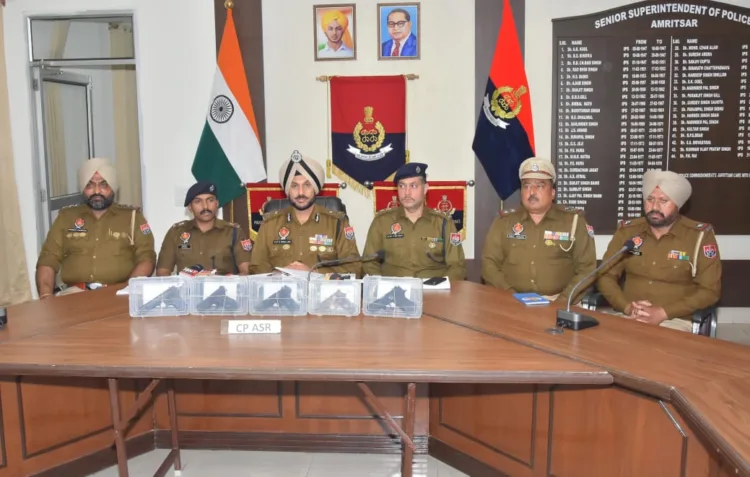 Amritsar Weapons Seizure: पाकिस्तान से ड्रोन के जरिए आ रही थीं पिस्तौल, 2 गिरफ्तार 1 Amritsar Weapons Seizure