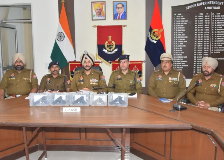 Amritsar Weapons Seizure: पाकिस्तान से ड्रोन के जरिए आ रही थीं पिस्तौल, 2 गिरफ्तार 1 Amritsar Weapons Seizure