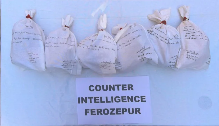 Fazilka Heroin Seized: सरहद पार से 6.5 किलो हेरोइन की तस्करी नाकाम, BSF ने चलाई गोलियां 1 Fazilka Heroin Seized