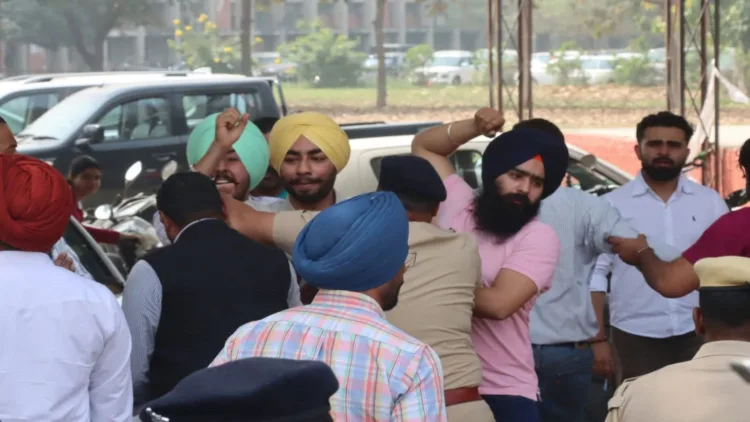 Panjab University RSS Protest: Guru Tegh Bahadur कार्यक्रम में बवाल, 100 छात्र हिरासत में, पगड़ी उतरी, किरपाण जब्त 1 Panjab University RSS Protest