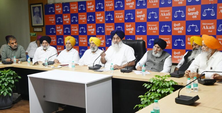 Sukhbir Badal Farmer Relief: बादल ने किसानों से एकजुट होने की अपील, 20 अप्रैल बाद बांटेंगे गेहूं और चारा 11 Sukhbir Badal Farmer Relief