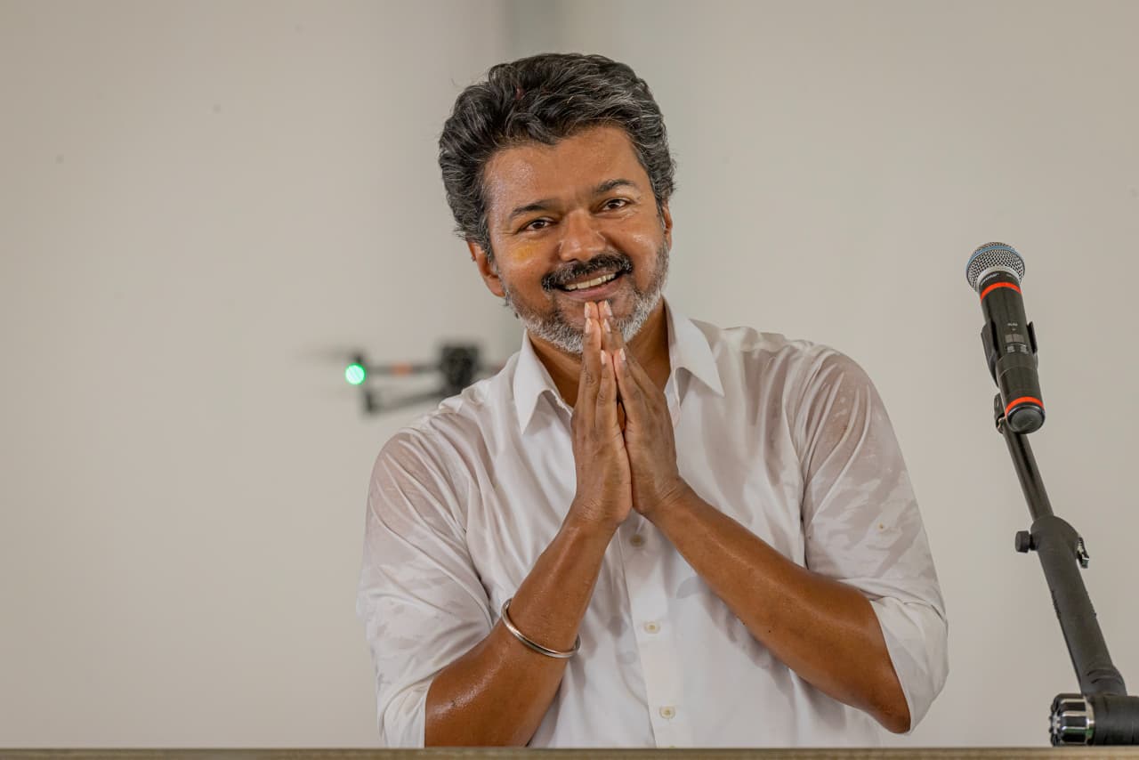Vijay का TVK घोषणापत्र: 200 यूनिट बिजली, 2500 रुपए, 8 ग्राम सोना 4 Vijay