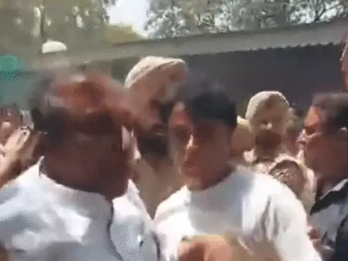 AAP MLA Vijay Singla Surrounded: मानसा में AAP विधायक को भीड़ ने घेरा, पुलिस ने बचाया 8 AAP MLA Vijay Singla