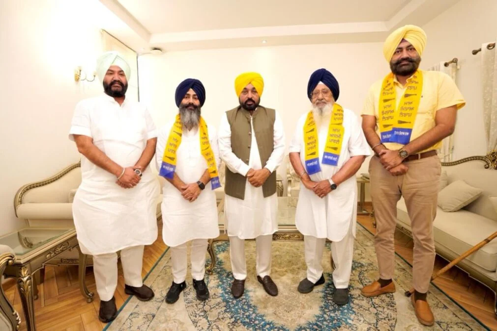 बड़ा झटका: Akali Dal से Rajmahindra Singh Majithia निकले, AAP में हुए शामिल 3 Akali Dal