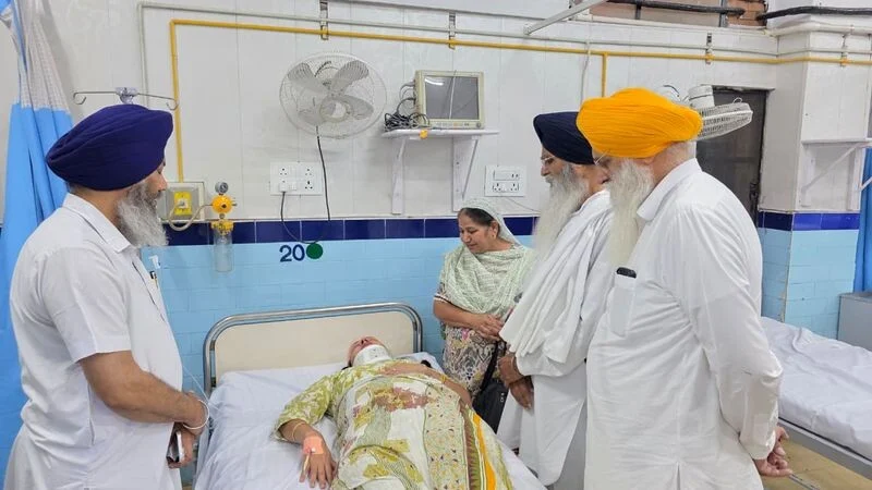 दर्दनाक हादसा: Amritsar Gurudwara Accident में 2 की मौत, गिरीं लोहे की प्लेटें 8 Amritsar Gurudwara Accident
