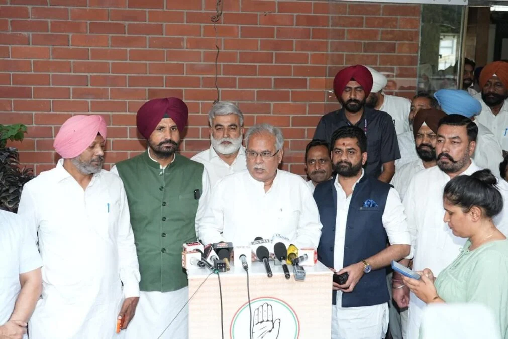 Congress on BJP AAP