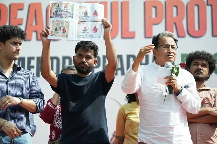 Cockroach Janta Party Protest: किसानों को अभिजीत का बुलावा, सरकार की बढ़ेगी मुसीबत? 6 Cockroach Janta Party Protest