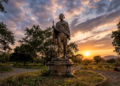 Mahatma Gandhi Statue पर चढ़कर बनाई Reel, लोगों में गुस्सा 3 Mahatma Gandhi Statue