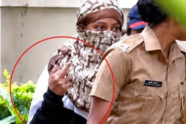शर्मनाक: Ketan Agarwal Murder केस में आरोपी Siya Goel का मीडिया को अश्लील इशारा 7 Siya Goel Controversy