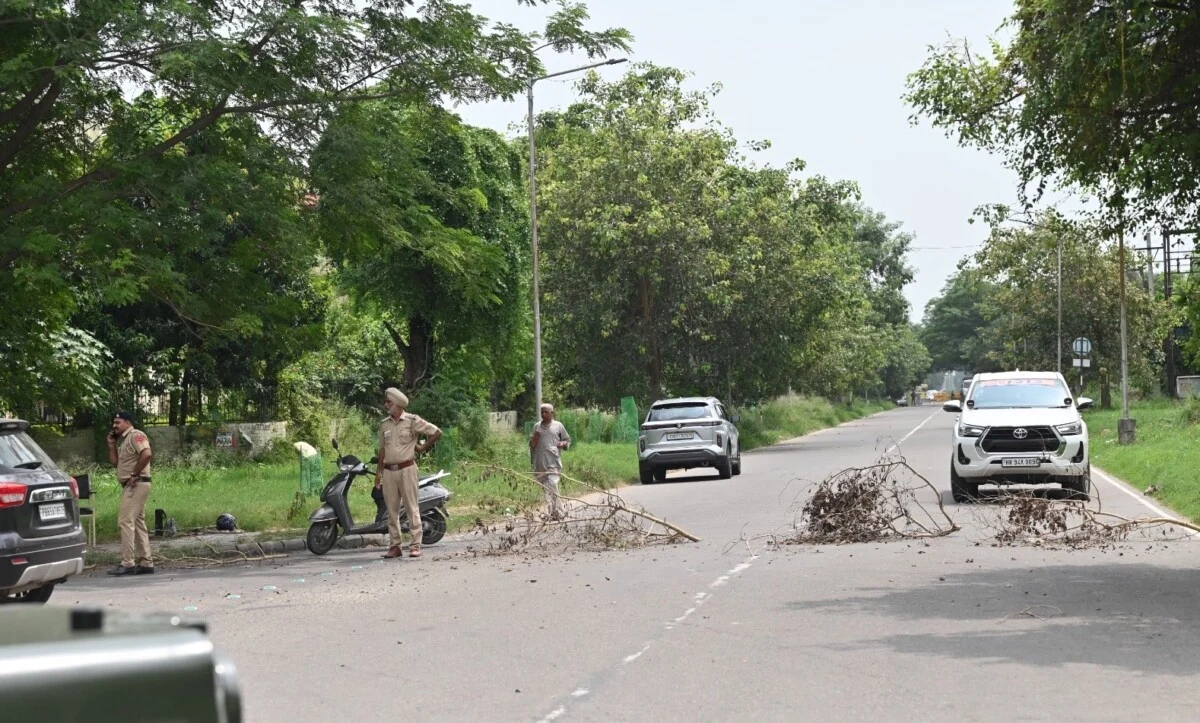 Chandigarh Traffic Alert: किसान मोर्चे से सड़कें जाम, जानें कौन से रूट बंद और कहां से निकलें 6 Chandigarh Traffic Alert