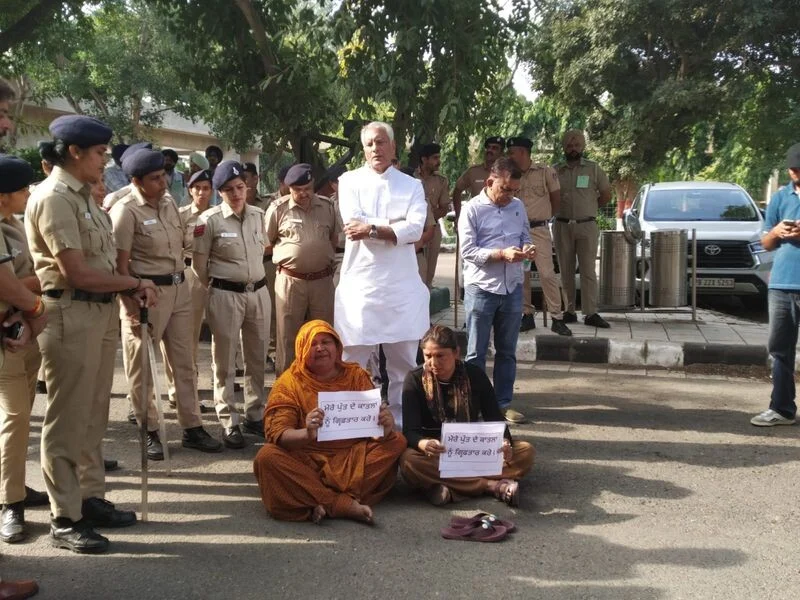 अबोहर गोली कांड: इंसाफ के लिए दूसरे दिन भी विधानसभा के बाहर डटा परिवार 9 Abohar Firing Case